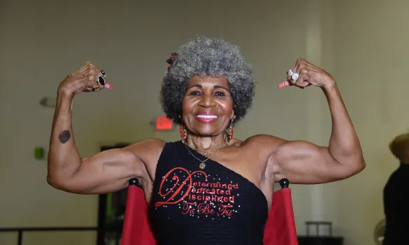 Ernestine Shepherd fazendo duplo biceps